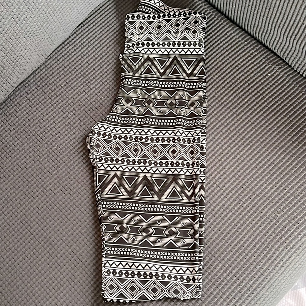 Stretch soft Aztec print leggings. Poly- elastic.